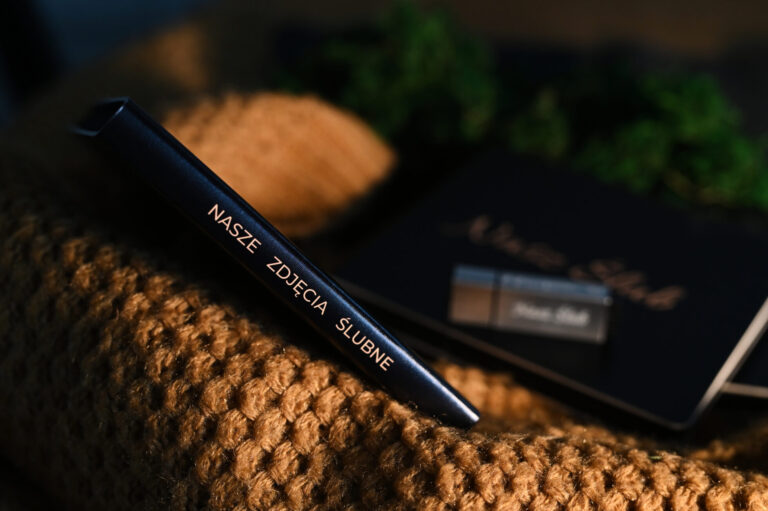 fotograficzne-gadzety-z-drewnem-w-roli-glownej-sesja-aranzowana (1)