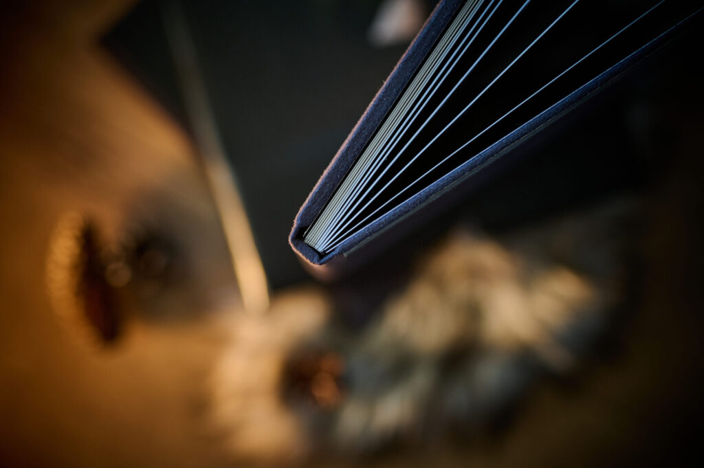 fotograficzne-gadzety-z-drewnem-w-roli-glownej-sesja-aranzowana (2)