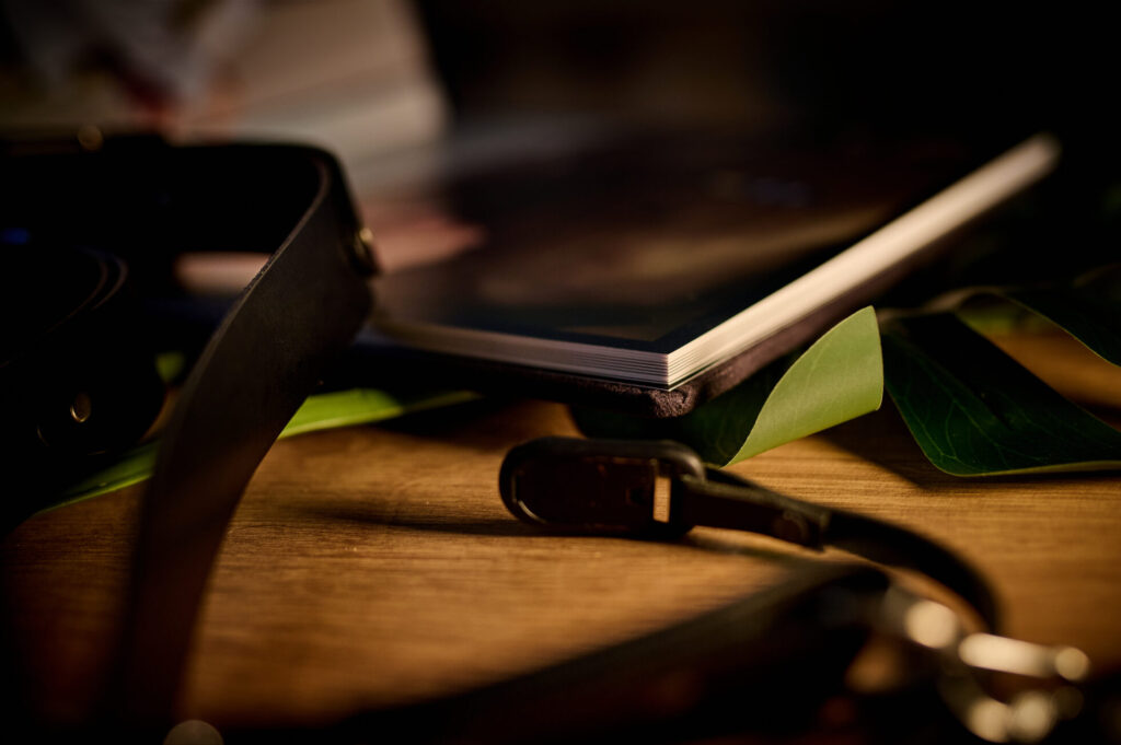 fotograficzne-gadzety-z-drewnem-w-roli-glownej-sesja-aranzowana (4)