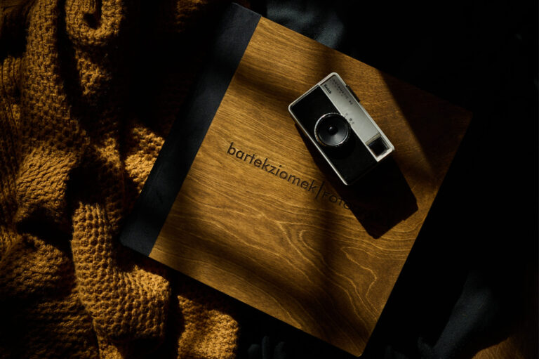 fotograficzne-gadzety-z-drewnem-w-roli-glownej-sesja-aranzowana (5)