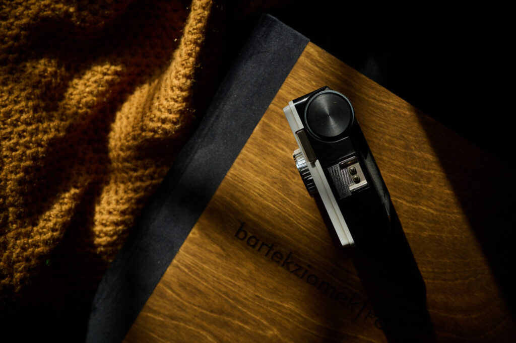 fotograficzne-gadzety-z-drewnem-w-roli-glownej-sesja-aranzowana (6)