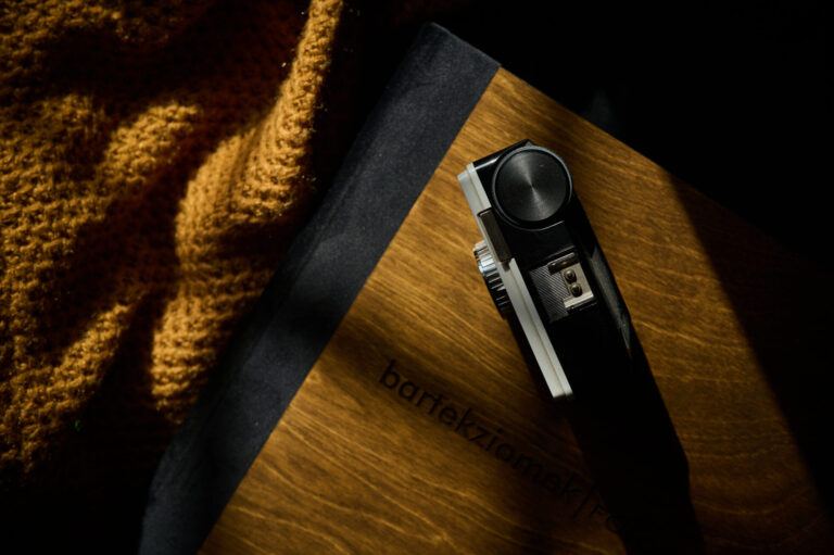 fotograficzne-gadzety-z-drewnem-w-roli-glownej-sesja-aranzowana (6)